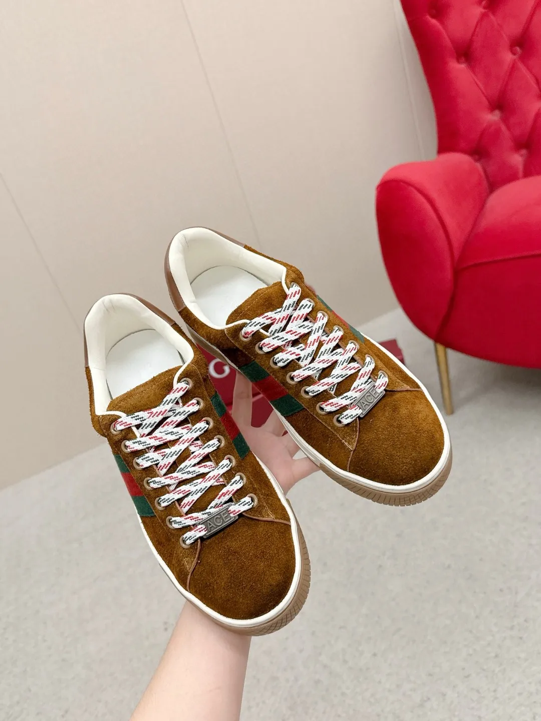 Factory price: 460💰Gucci Gucci's latest ACE series casual sports shoes, the same style as all the stars, classic brown canvas + leather stitching, the red and green stripes on the side are very recognizable. Perfect shoe last, perfect for daily casual wear, super beautiful and comfortable on the feet, a must-have for fashionistas 💯 ☑️Material: Original customized imported first-layer cowhide ☑️Inner lining: Customized imported cowhide ☑️Outsole: Original molded non-slip TPU sole ☑️Sole thickness: 2.5cm ☑️Size: Men's 38-44, customized 45